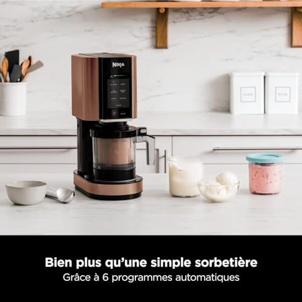 Découvrez notre test détaillé de la machine à glace Ninja Creami NC300EUCP avec ses 7 programmes : performances, avantages et avis complet pour choisir la meilleure machine à glace.